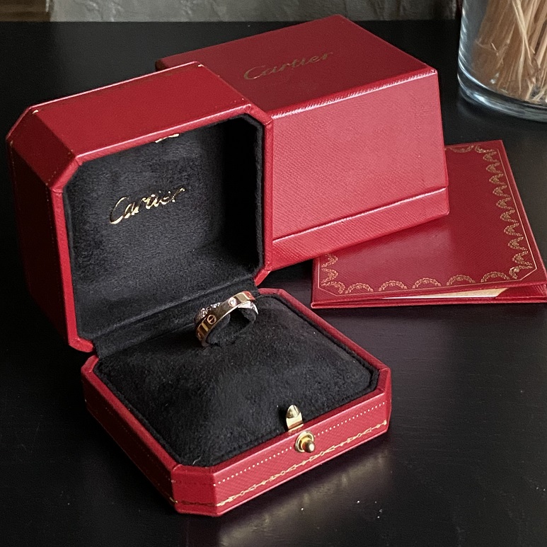 Кольцо Cartier Love с бриллиантовым паве
