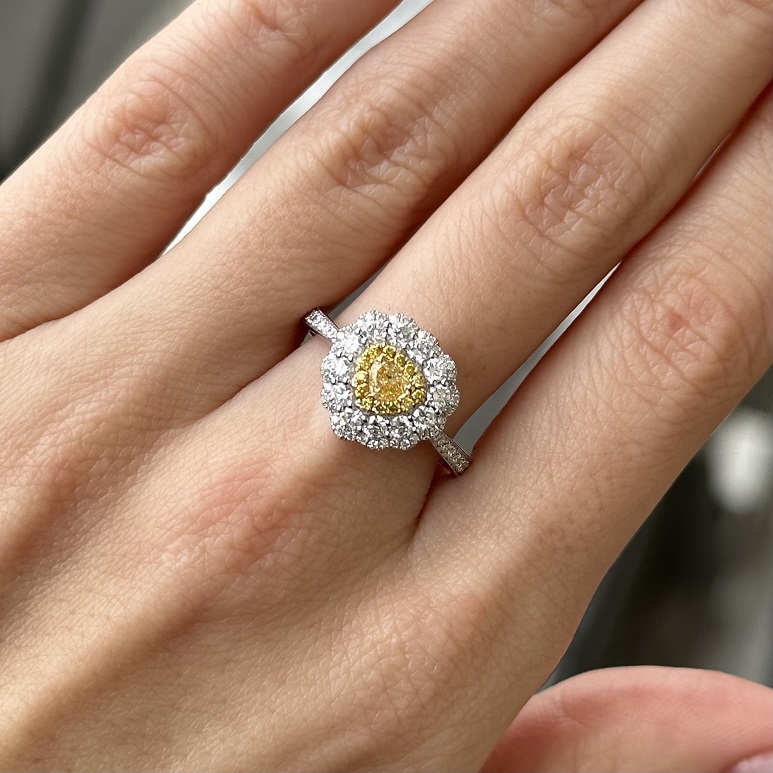 Кольцо с желтыми и белыми бриллиантами