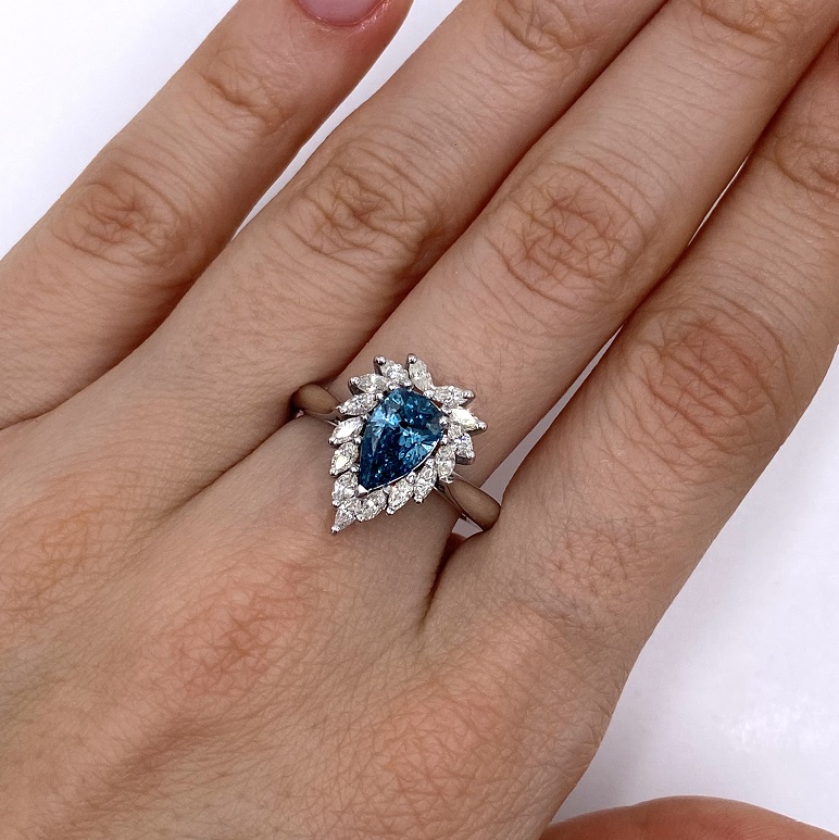 Кольцо с синим бриллиантом
