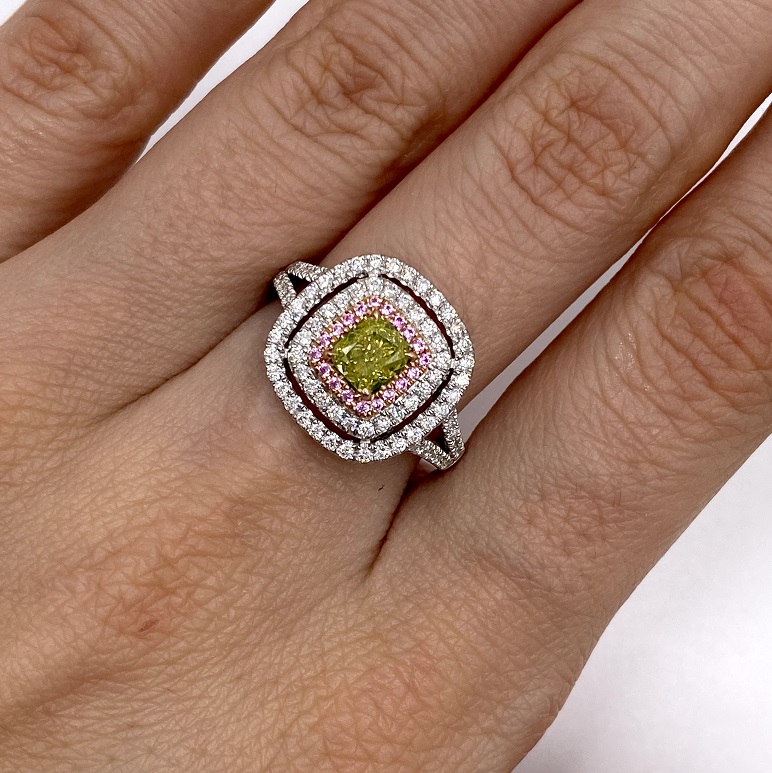 Кольцо с белого золота с зеленым бриллиантом