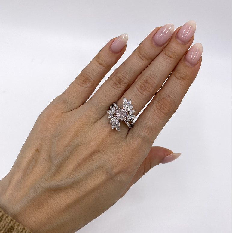 Кольцо с розовым бриллиантом весом 4,32 г
