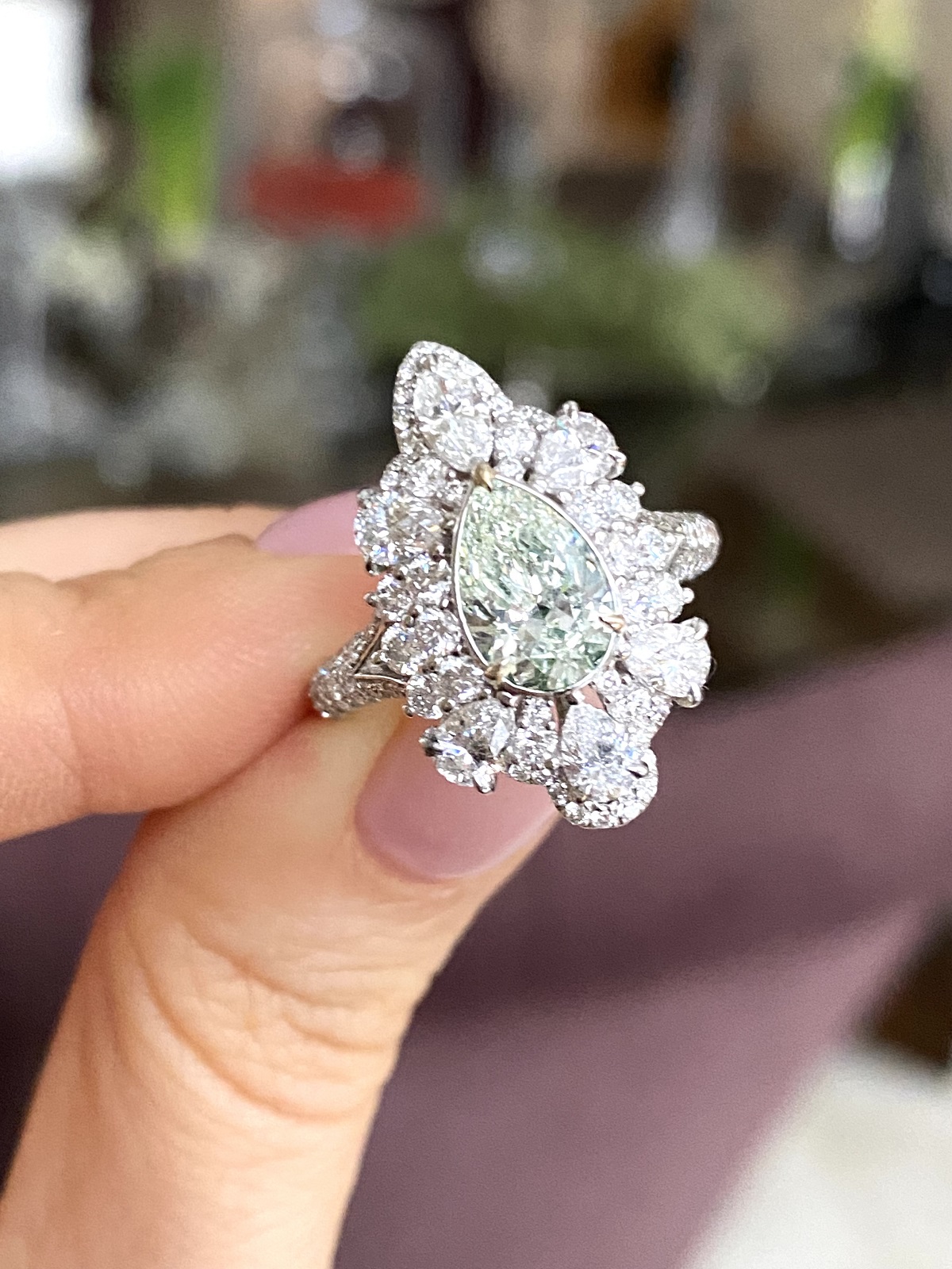 Женское кольцо с белого золота с зеленым бриллиантом