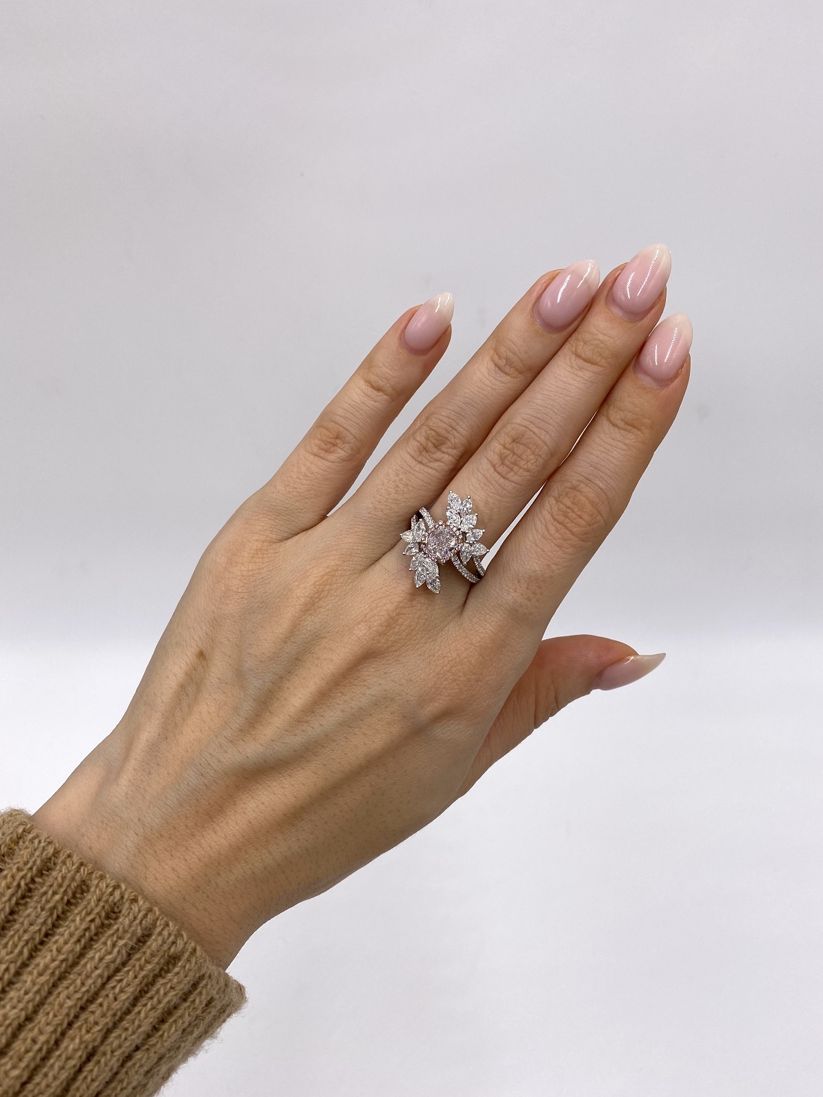 Кольцо с розовым бриллиантом весом 4,32 г