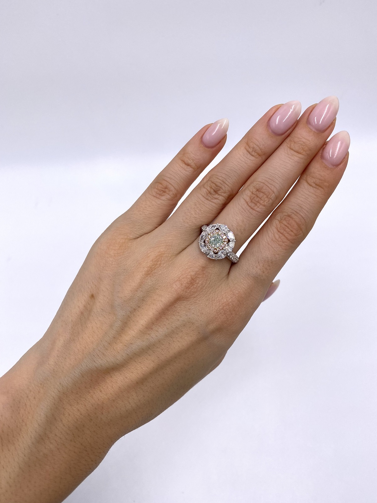 Женское кольцо с зеленым бриллиантом