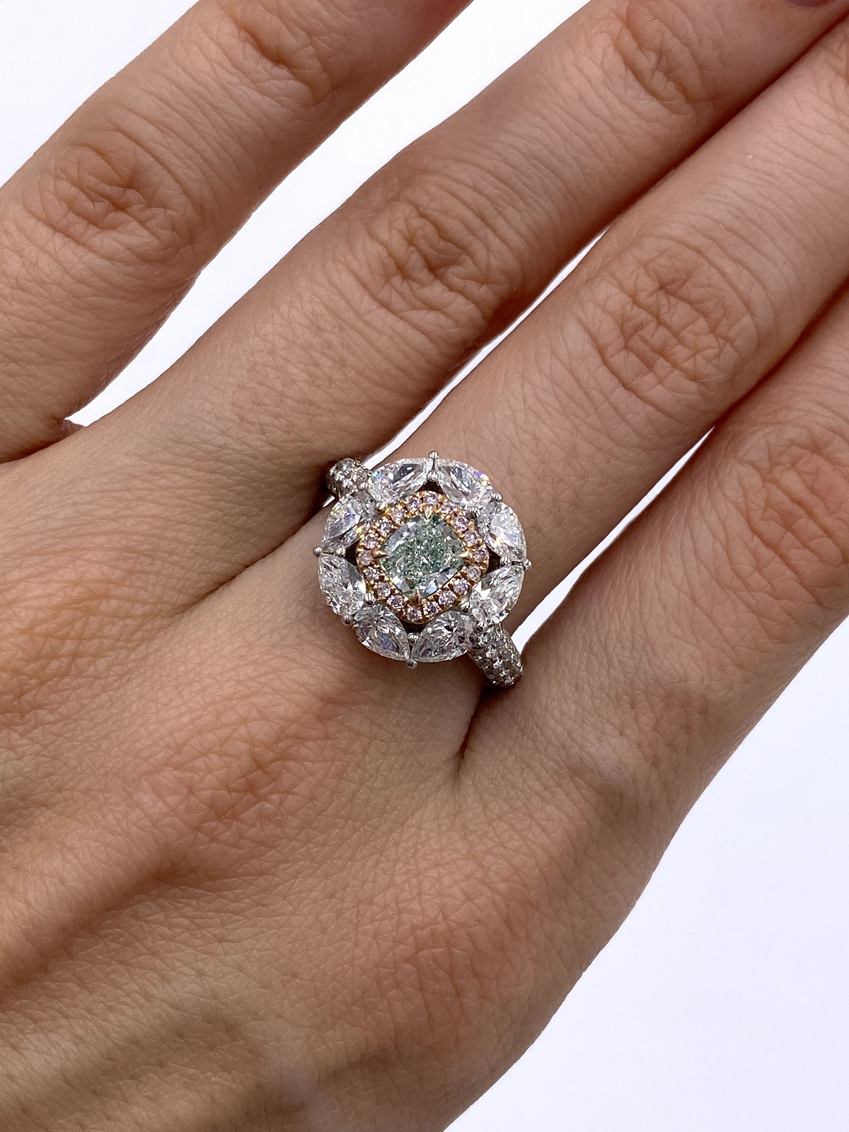 Женское кольцо с зеленым бриллиантом