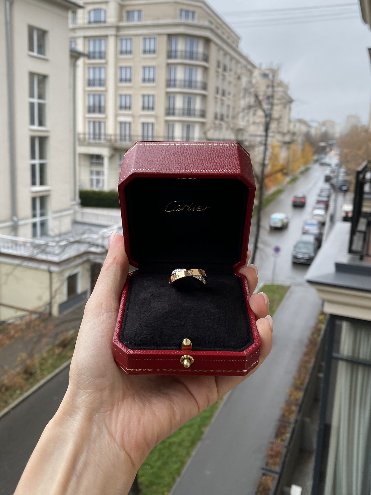Кольцо Cartier Love с бриллиантовым паве