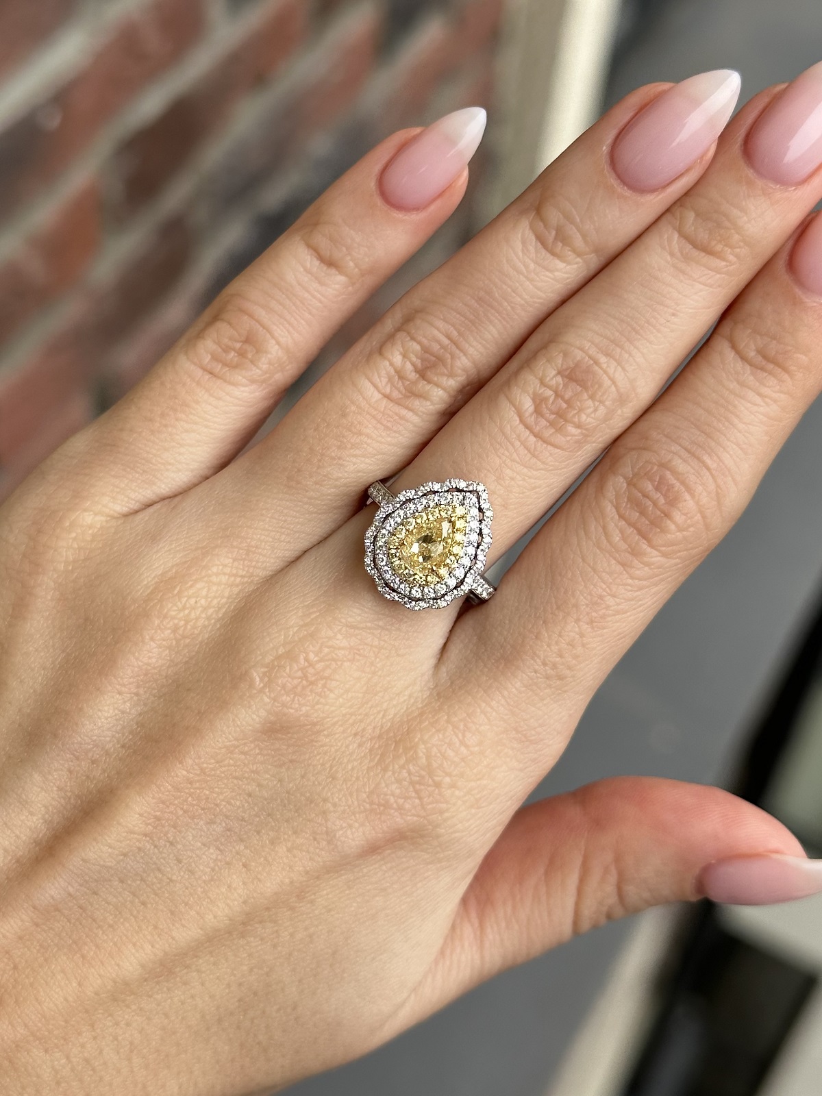 Кольцо с желтым бриллиантом Fancy 1.66ct