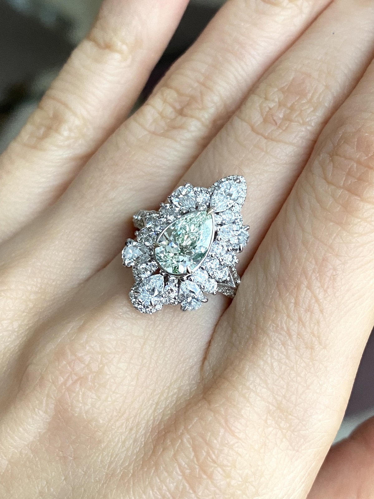 Женское кольцо с белого золота с зеленым бриллиантом