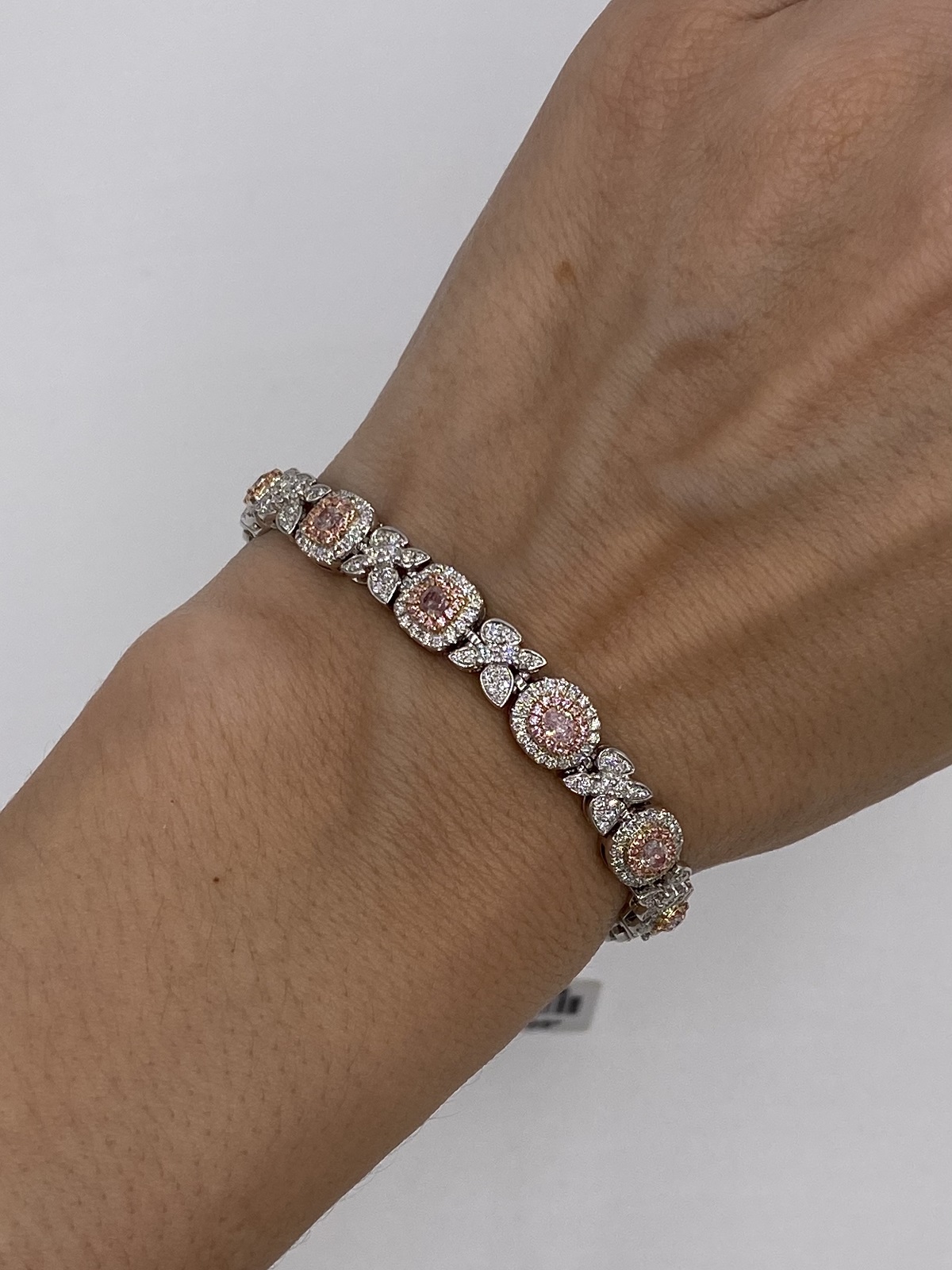 Браслет с белыми и розовыми бриллиантами 3.92ct