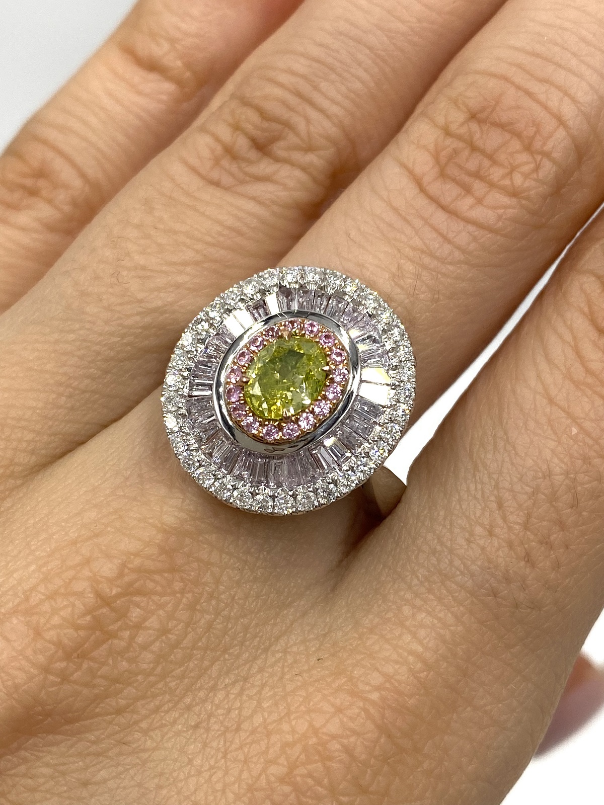 Кольцо с зеленым бриллиантом